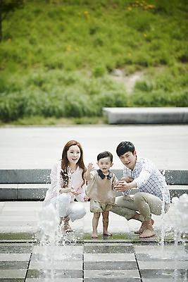 포토 JPG 주간 전신 공원 여자 남자 행복 아들 가족 엄마 서기 앉기 소년 야외 앞모습 세명 30대 화목 한국인 가족라이프 아빠 분수대 국내포토 자연요소 라이프스타일 공공시설 감정 어린이 뷰포인트 컨셉 관계 모션 사람 동양인 장년 파일형식