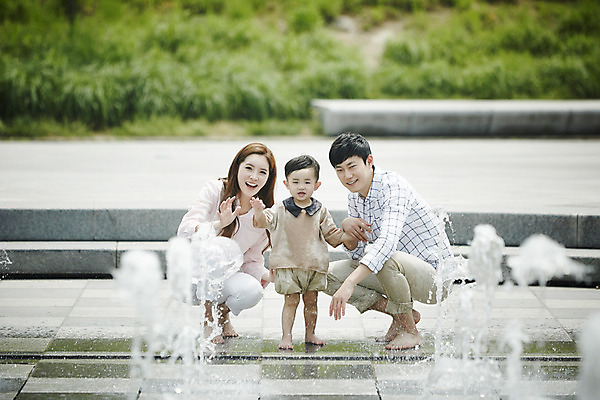 포토 JPG 주간 전신 공원 여자 남자 행복 아들 가족 엄마 서기 앉기 소년 야외 앞모습 세명 30대 화목 한국인 가족라이프 아빠 분수대 국내포토 자연요소 라이프스타일 공공시설 감정 어린이 뷰포인트 컨셉 관계 모션 사람 동양인 장년 파일형식