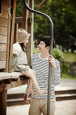 포토 JPG 주간 전신 여자 남자 딸 가족 서기 앉기 소녀 상반신 성인 야외 두명 옆모습 30대 한국인 가족라이프 아빠 놀이터 즐거움 부녀 국내포토 자연요소 라이프스타일 감정 어린이 뷰포인트 관계 모션 놀이 사람 동양인 장년 파일형식