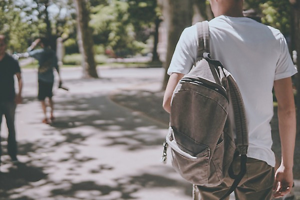 포토 JPG 주간 외국인 남자 데이트 거리 한명 20대 성인 야외 뒷모습 도시 백팩 크로아티아 성인남자한명만 국내포토 자연요소 1 유럽 뷰포인트 가방 사람 인종 청년 남자한명만 성인남자만 파일형식