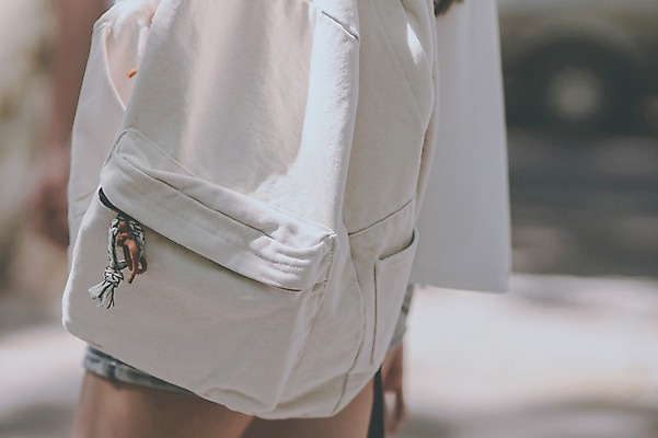 포토 JPG 주간 외국인 여자 데이트 한명 서기 20대 성인 야외 뒷모습 아웃포커스 백팩 크로아티아 성인여자한명만 국내포토 자연요소 1 유럽 뷰포인트 가방 모션 촬영기법 사람 인종 청년 여자한명만 성인여자만 파일형식