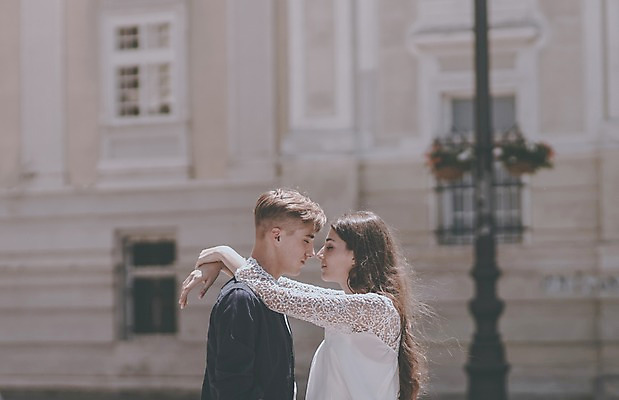 포토 JPG 주간 외국인 커플 여자 남자 데이트 안기 거리 20대 성인 야외 두명 옆모습 아웃포커스 마주보기 눈감음 크로아티아 성인만 국내포토 자연요소 유럽 뷰포인트 관계 모션 촬영기법 사람 인종 청년 파일형식