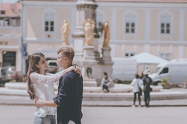 포토 JPG 주간 외국인 커플 여자 남자 데이트 안기 거리 여러명 20대 성인 야외 옆모습 광장 크로아티아 성인만 국내포토 자연요소 유럽 뷰포인트 다수 관계 모션 사람 인종 청년 파일형식