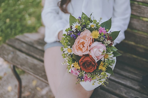 포토 JPG 주간 외국인 여자 꽃다발 벤치 데이트 한명 앉기 20대 성인 야외 앞모습 아웃포커스 크로아티아 성인여자한명만 국내포토 자연요소 1 꽃 유럽 뷰포인트 의자 모션 촬영기법 사람 인종 청년 여자한명만 성인여자만 파일형식