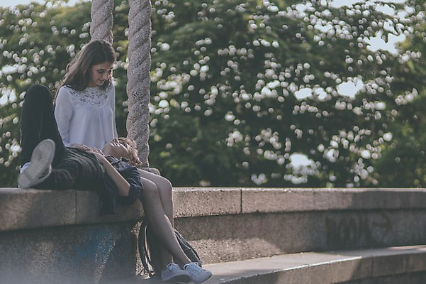 포토 JPG 주간 외국인 커플 여자 남자 데이트 난간 거리 앉기 20대 성인 야외 두명 눕기 다정 크로아티아 성인만 국내포토 자연요소 유럽 컨셉 관계 모션 사람 인종 청년 파일형식