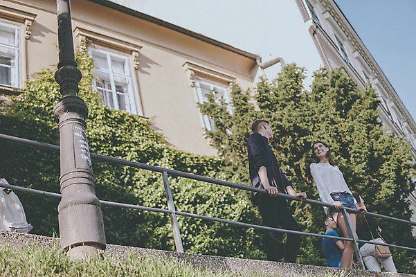 포토 JPG 주간 외국인 커플 여자 남자 로우앵글 가로등 데이트 난간 거리 서기 여러명 20대 성인 야외 건물 도시 크로아티아 성인만 국내포토 자연요소 건축물 공공시설 유럽 뷰포인트 다수 관계 모션 사람 인종 청년 파일형식