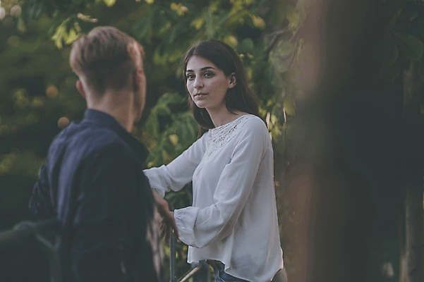 포토 JPG 주간 외국인 나무 커플 응시 여자 남자 데이트 거리 20대 성인 야외 두명 옆모습 도시 크로아티아 성인만 국내포토 자연요소 식물 시선 유럽 뷰포인트 관계 사람 인종 청년 파일형식