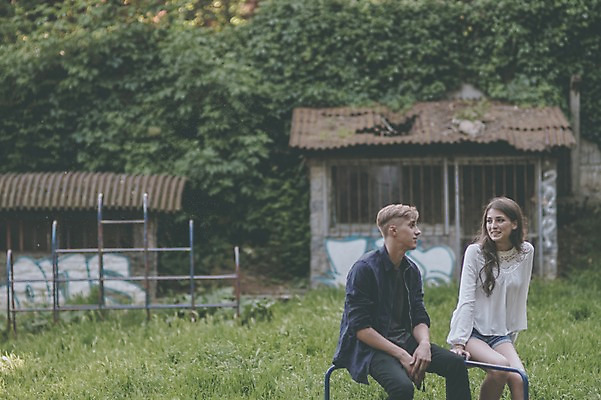 포토 JPG 주간 외국인 커플 여자 남자 데이트 앉기 20대 성인 야외 두명 앞모습 놀이기구 놀이터 크로아티아 성인만 국내포토 자연요소 유럽 뷰포인트 관계 모션 놀이 사람 인종 청년 파일형식