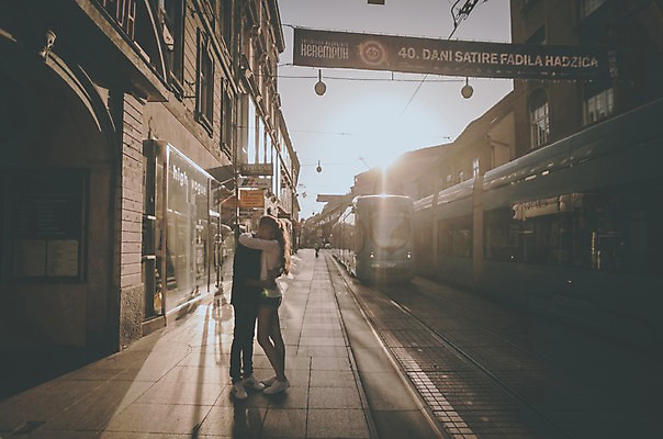 포토 JPG 주간 전신 외국인 커플 여자 남자 데이트 포옹 거리 20대 성인 야외 두명 건물 옆모습 일몰 크로아티아 트램 성인만 국내포토 자연요소 건축물 유럽 교통수단 뷰포인트 관계 안기 사람 인종 청년 노을 파일형식