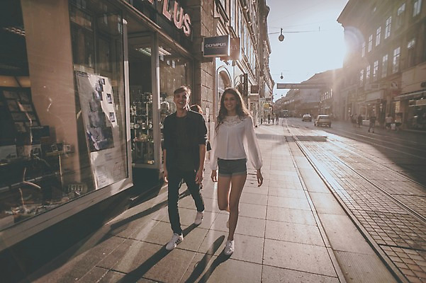 포토 JPG 주간 전신 외국인 커플 여자 남자 도로 데이트 거리 20대 성인 야외 건물 앞모습 걷기 일몰 도시 크로아티아 성인만 국내포토 자연요소 건축물 유럽 길 뷰포인트 관계 교통시설 모션 사람 인종 청년 노을 파일형식