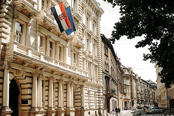 포토 JPG 주간 해외풍경 거리 풍경 사람없음 야외 건물 원근감 도시 크로아티아 크로아티아국기 국내포토 자연요소 해외 건축물 유럽 뷰포인트 국기 파일형식