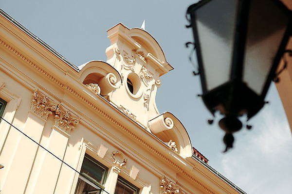 포토 JPG 주간 해외풍경 로우앵글 가로등 건축양식 풍경 사람없음 야외 건물 크로아티아 국내포토 자연요소 해외 건축물 공공시설 건축 유럽 뷰포인트 파일형식