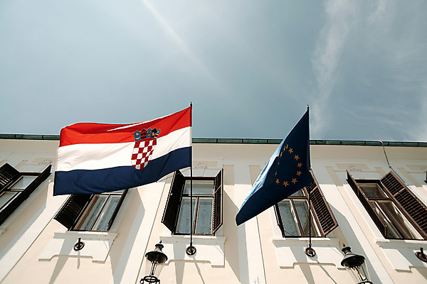 포토 JPG 주간 해외풍경 로우앵글 창문 하늘 풍경 사람없음 야외 건물 크로아티아 크로아티아국기 국내포토 자연요소 해외 건축물 유럽 뷰포인트 국기 파일형식