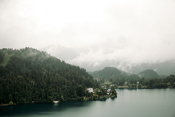 포토 JPG 주간 나무 해외풍경 산 풍경 사람없음 야외 흐림 슬로베니아 블레드호수 국내포토 자연요소 식물 해외 유럽 호수 날씨 파일형식