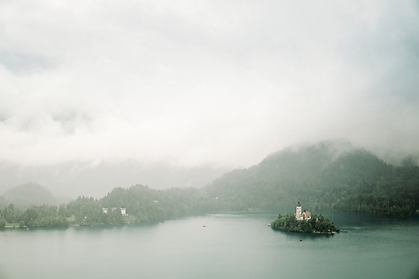 포토 JPG 주간 해외풍경 자연 풍경 사람없음 야외 흐림 슬로베니아 블레드호수 국내포토 자연요소 해외 유럽 호수 날씨 생태계 파일형식
