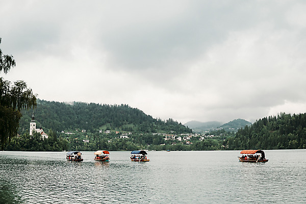 포토 JPG 주간 나무 해외풍경 자연 풍경 사람없음 야외 흐림 슬로베니아 선박 블레드호수 국내포토 자연요소 식물 해외 유럽 호수 수상교통 날씨 생태계 파일형식