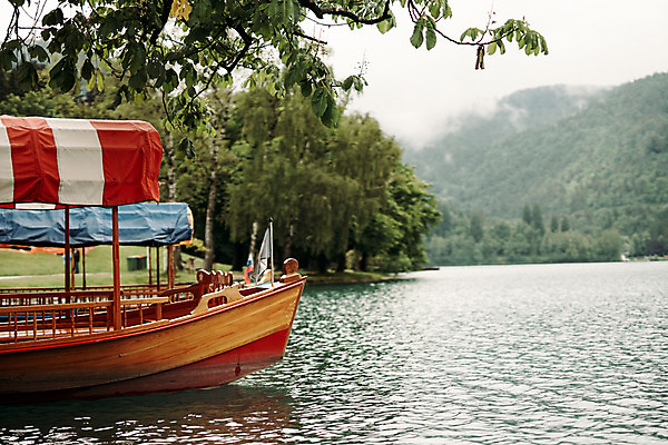 포토 JPG 주간 나무 해외풍경 자연 풍경 사람없음 야외 흐림 슬로베니아 선박 블레드호수 국내포토 자연요소 식물 해외 유럽 호수 수상교통 날씨 생태계 파일형식