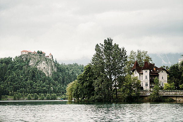 포토 JPG 주간 나무 해외풍경 자연 풍경 사람없음 야외 흐림 슬로베니아 블레드호수 국내포토 자연요소 식물 해외 유럽 호수 날씨 생태계 파일형식