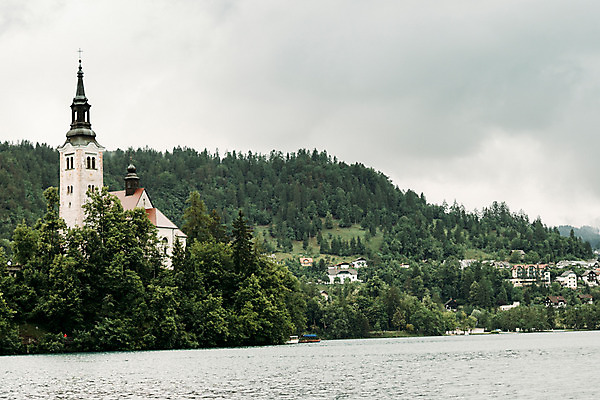 포토 JPG 주간 나무 해외풍경 자연 풍경 사람없음 야외 교회 흐림 슬로베니아 블레드호수 국내포토 자연요소 식물 해외 유럽 호수 종교건축 날씨 건물 생태계 파일형식