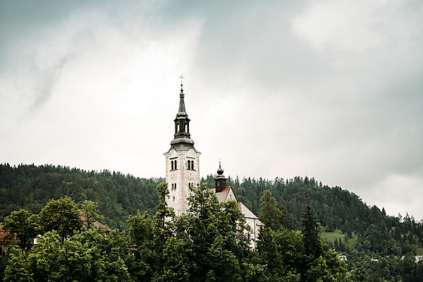 포토 JPG 주간 나무 해외풍경 자연 풍경 사람없음 야외 교회 흐림 슬로베니아 블레드호수 국내포토 자연요소 식물 해외 유럽 호수 종교건축 날씨 건물 생태계 파일형식