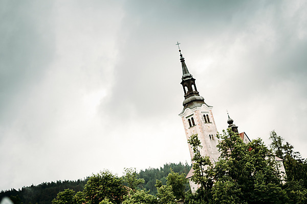 포토 JPG 주간 나무 해외풍경 자연 풍경 사람없음 야외 교회 흐림 슬로베니아 블레드호수 국내포토 자연요소 식물 해외 유럽 호수 종교건축 날씨 건물 생태계 파일형식