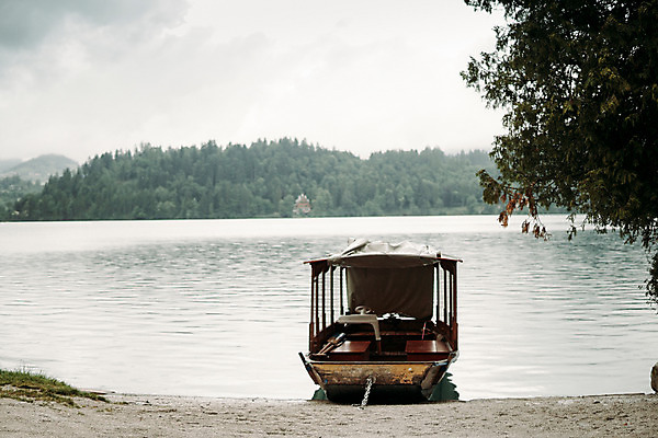 포토 JPG 주간 나무 해외풍경 자연 풍경 사람없음 야외 흐림 슬로베니아 선박 블레드호수 국내포토 자연요소 식물 해외 유럽 호수 수상교통 날씨 생태계 파일형식