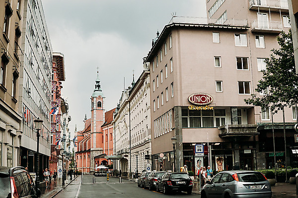 포토 JPG 주간 해외풍경 자동차 거리 풍경 사람없음 야외 도시풍경 슬로베니아 국내포토 자연요소 해외 유럽 육상교통 도시 파일형식