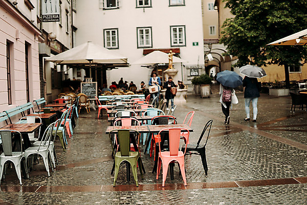 포토 JPG 주간 해외풍경 의자 우산 탁자 거리 풍경 여러명 야외 도시풍경 도시 파라솔 비 보행자 슬로베니아 국내포토 자연요소 해외 유럽 가구 다수 날씨 사람 파일형식