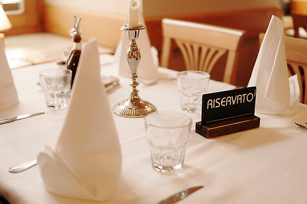 포토 JPG 초 식탁 잔 실내 사람없음 식당 식탁보 상차림 촛대 슬로베니아 예약석 국내포토 식기 유럽 탁자 내부 상점 파일형식