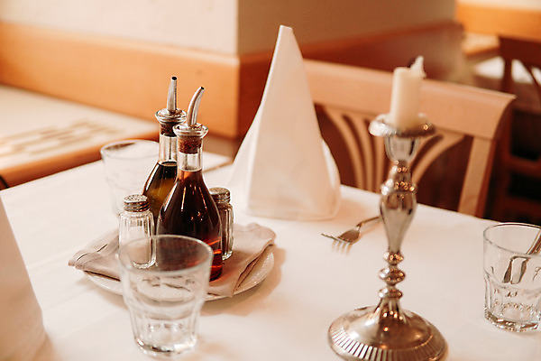 포토 JPG 포크 초 식탁 잔 실내 사람없음 식당 식탁보 상차림 촛대 양념통 슬로베니아 국내포토 식기 유럽 탁자 통 내부 상점 양념 파일형식