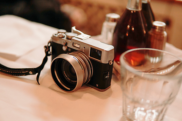 포토 JPG 식탁 잔 실내 사람없음 아웃포커스 카메라 식당 상차림 양념통 슬로베니아 국내포토 식기 유럽 탁자 촬영기법 통 내부 전자제품 상점 양념 파일형식