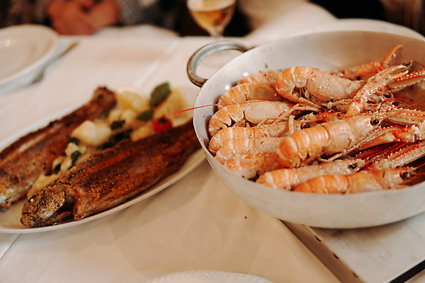 포토 JPG 접시 새우 실내 요리 사람없음 식당 상차림 생선구이 슬로베니아 국내포토 식기 유럽 갑각류 내부 상점 구이 생선요리 파일형식