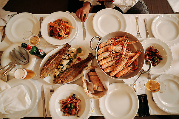 포토 JPG 해외풍경 접시 손 음식 빵 술병 새우 실내 풍경 신체부위 식당 상차림 생선구이 슬로베니아 국내포토 해외 식기 유럽 병_용기 주류 갑각류 사람 내부 상점 구이 생선요리 파일형식