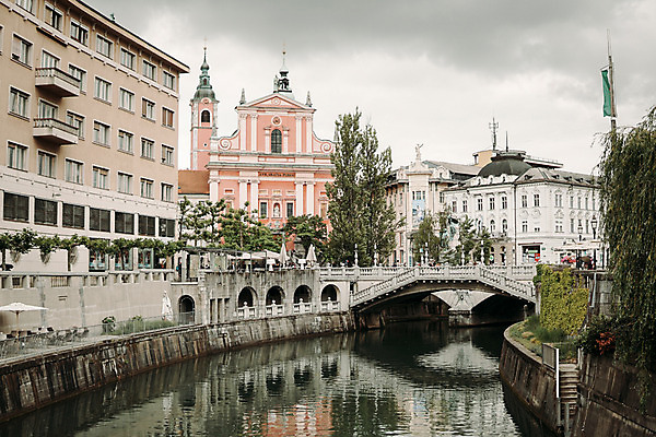 포토 JPG 주간 해외풍경 거리 풍경 사람없음 야외 건물 강 도시풍경 반사 다리 흐림 슬로베니아 국내포토 자연요소 해외 건축물 유럽 날씨 신체부위 도시 파일형식