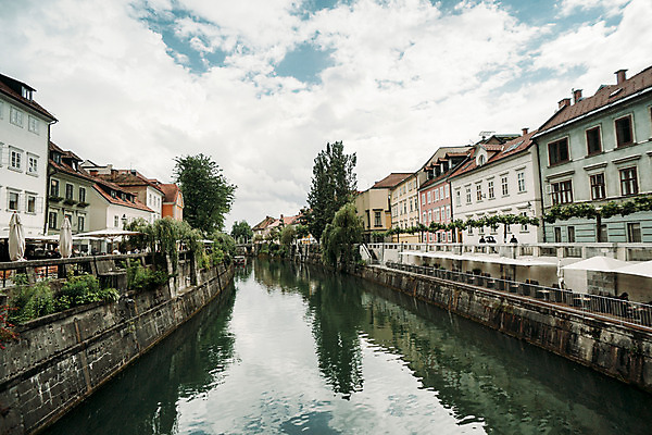포토 JPG 주간 구름 해외풍경 하늘 거리 풍경 사람없음 야외 건물 강 도시풍경 반사 원근감 슬로베니아 국내포토 자연요소 해외 건축물 유럽 뷰포인트 도시 파일형식