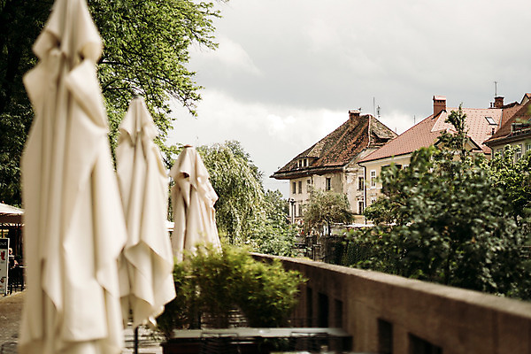 포토 JPG 주간 나무 해외풍경 풍경 사람없음 야외 건물 도시풍경 파라솔 흐림 슬로베니아 국내포토 자연요소 식물 해외 건축물 유럽 날씨 도시 파일형식