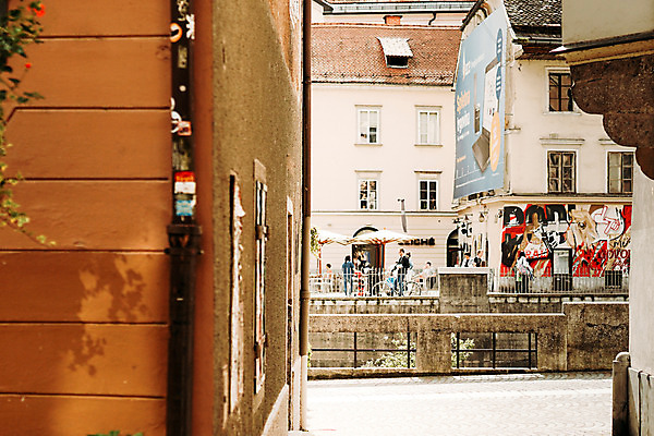 포토 JPG 주간 해외풍경 거리 풍경 여러명 야외 건물 도시풍경 도시 보행자 슬로베니아 국내포토 자연요소 해외 건축물 유럽 다수 사람 파일형식