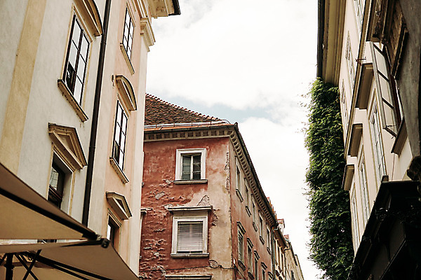 포토 JPG 주간 해외풍경 로우앵글 하늘 거리 풍경 사람없음 야외 건물 도시풍경 슬로베니아 국내포토 자연요소 해외 건축물 유럽 뷰포인트 도시 파일형식