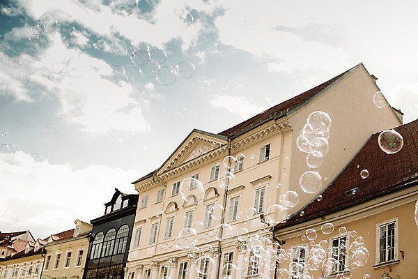 포토 JPG 주간 구름 해외풍경 하늘 풍경 사람없음 야외 건물 도시풍경 비눗방울 슬로베니아 국내포토 자연요소 해외 건축물 유럽 도시 파일형식