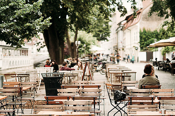 포토 JPG 주간 나무 해외풍경 의자 탁자 거리 풍경 여러명 야외 뒷모습 아웃포커스 도시풍경 도시 보행자 슬로베니아 국내포토 자연요소 식물 해외 유럽 뷰포인트 가구 다수 촬영기법 사람 파일형식