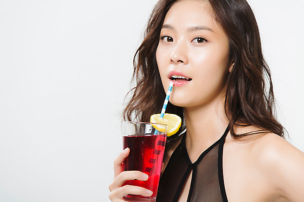 포토 JPG 스튜디오촬영 여자 음료 포즈 잔 실내 빨대 한명 20대 성인 여름 여름휴가 바캉스 비키니 한국인 칵테일 의료성형뷰티 성인여자한명만 국내포토 1 식기 계절 수영복 휴가 주류 사람 동양인 청년 내부 여자한명만 성인여자만 파일형식 여름_계절