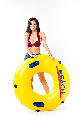 포토 JPG 스튜디오촬영 전신 여자 포즈 바캉스용품 실내 한명 서기 20대 성인 앞모습 여름 여름휴가 바캉스 비키니 한국인 몸매 튜브 핫팬츠 의료성형뷰티 성인여자한명만 국내포토 1 계절 수영복 뷰포인트 바지 모션 휴가 사람 동양인 청년 내부 오브젝트 여자한명만 성인여자만 파일형식 여름_계절