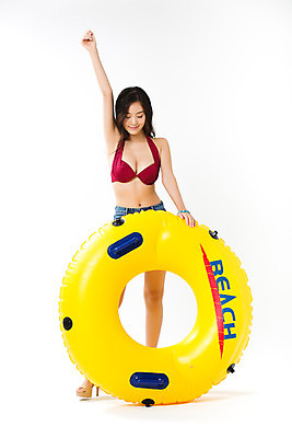 포토 JPG 스튜디오촬영 전신 여자 포즈 바캉스용품 실내 한명 서기 20대 성인 앞모습 여름 여름휴가 바캉스 비키니 섹시 손들기 한국인 몸매 튜브 핫팬츠 의료성형뷰티 성인여자한명만 국내포토 1 계절 수영복 뷰포인트 컨셉 바지 모션 휴가 사람 동양인 청년 내부 오브젝트 여자한명만 성인여자만 파일형식 여름_계절