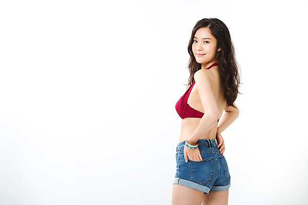 포토 JPG 스튜디오촬영 여자 포즈 바캉스용품 실내 한명 서기 상반신 20대 성인 옆모습 여름 여름휴가 바캉스 비키니 한국인 뒤돌아보기 몸매 주머니손 핫팬츠 의료성형뷰티 성인여자한명만 국내포토 1 계절 수영복 뷰포인트 바지 모션 휴가 사람 동양인 청년 내부 오브젝트 여자한명만 성인여자만 파일형식 여름_계절