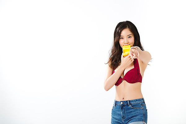 포토 JPG 스튜디오촬영 여자 포즈 바캉스용품 실내 한명 서기 상반신 20대 성인 앞모습 여름 여름휴가 바캉스 비키니 한국인 불기 호루라기 몸매 핫팬츠 의료성형뷰티 성인여자한명만 국내포토 1 계절 수영복 뷰포인트 바지 모션 휴가 사람 동양인 청년 내부 오브젝트 여자한명만 성인여자만 파일형식 여름_계절