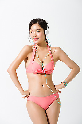 포토 JPG 스튜디오촬영 여자 허리손 포즈 바캉스용품 실내 한명 서기 미소 상반신 20대 성인 앞모습 여름 여름휴가 바캉스 비키니 섹시 헤드폰 음악감상 한국인 몸매 S라인 의료성형뷰티 성인여자한명만 국내포토 1 계절 수영복 뷰포인트 음향기기 컨셉 모션 휴가 표정 사람 동양인 청년 내부 감상 오브젝트 여자한명만 성인여자만 파일형식 여름_계절