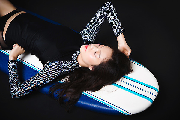 포토 JPG 스튜디오촬영 여자 수영복 포즈 실내 한명 상반신 20대 성인 여름 여름휴가 바캉스 눕기 섹시 눈감음 한국인 서핑보드 의료성형뷰티 래쉬가드 성인여자한명만 국내포토 1 옷 계절 컨셉 모션 휴가 사람 동양인 청년 내부 보드_스포츠 여자한명만 성인여자만 파일형식 여름_계절