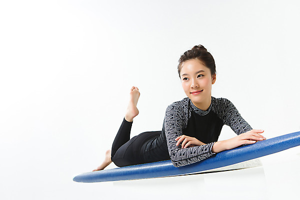 포토 JPG 스튜디오촬영 전신 여자 수영복 엎드리기 포즈 맨발 실내 한명 20대 성인 앞모습 여름 여름휴가 바캉스 한국인 서핑보드 의료성형뷰티 래쉬가드 성인여자한명만 국내포토 1 옷 계절 뷰포인트 모션 발 휴가 사람 동양인 청년 내부 보드_스포츠 여자한명만 성인여자만 파일형식 여름_계절