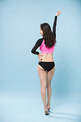 포토 JPG 스튜디오촬영 전신 여자 수영복 허리손 포즈 맨발 실내 한명 서기 20대 성인 뒷모습 여름 여름휴가 바캉스 섹시 손들기 한국인 몸매 S라인 의료성형뷰티 래쉬가드 성인여자한명만 국내포토 1 옷 계절 뷰포인트 컨셉 모션 발 휴가 사람 동양인 청년 내부 여자한명만 성인여자만 파일형식 여름_계절