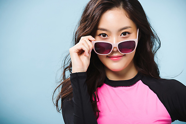 포토 JPG 스튜디오촬영 여자 수영복 포즈 실내 한명 상반신 20대 성인 앞모습 여름 여름휴가 바캉스 선글라스 만지기 한국인 몸매 의료성형뷰티 래쉬가드 성인여자한명만 국내포토 1 옷 계절 안경 뷰포인트 모션 휴가 사람 동양인 청년 내부 여자한명만 성인여자만 파일형식 여름_계절